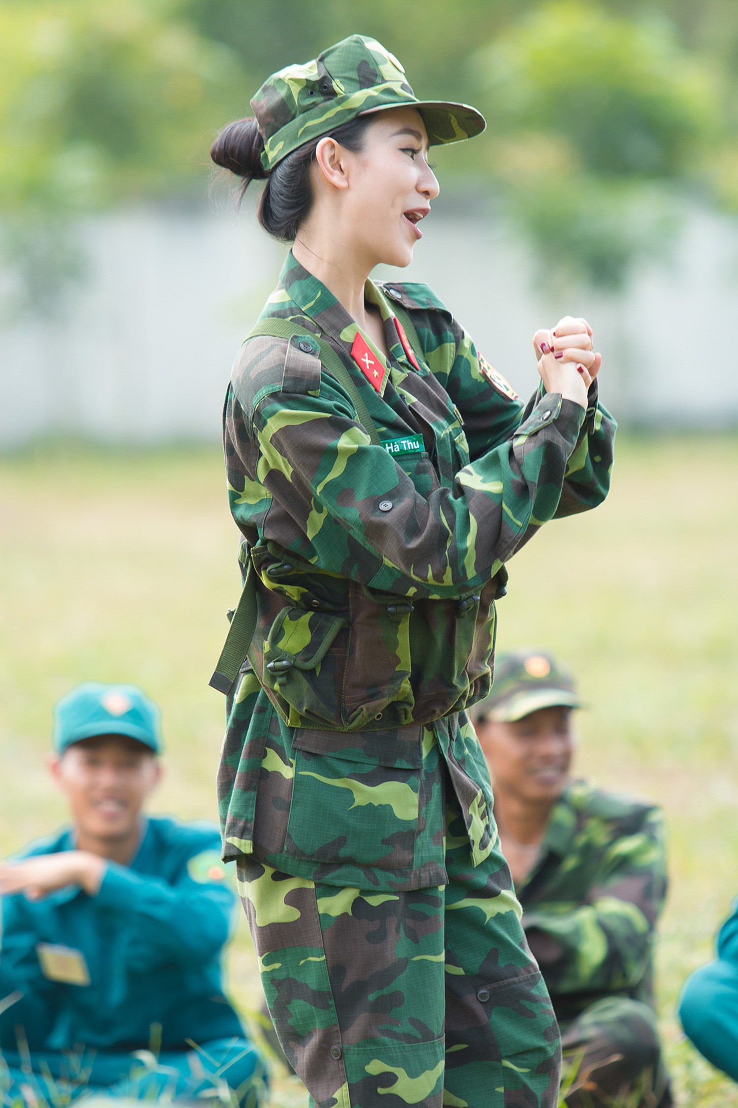 Chùm ảnh Á hậu Hà Thu trong màu áo quân nhân: Vất vả tập luyện vẫn xinh đẹp hết cỡ! - Ảnh 5. Chùm ảnh Á hậu Hà Thu trong màu áo quân nhân: Vất vả tập luyện vẫn xinh đẹp hết cỡ! - Ảnh 5.