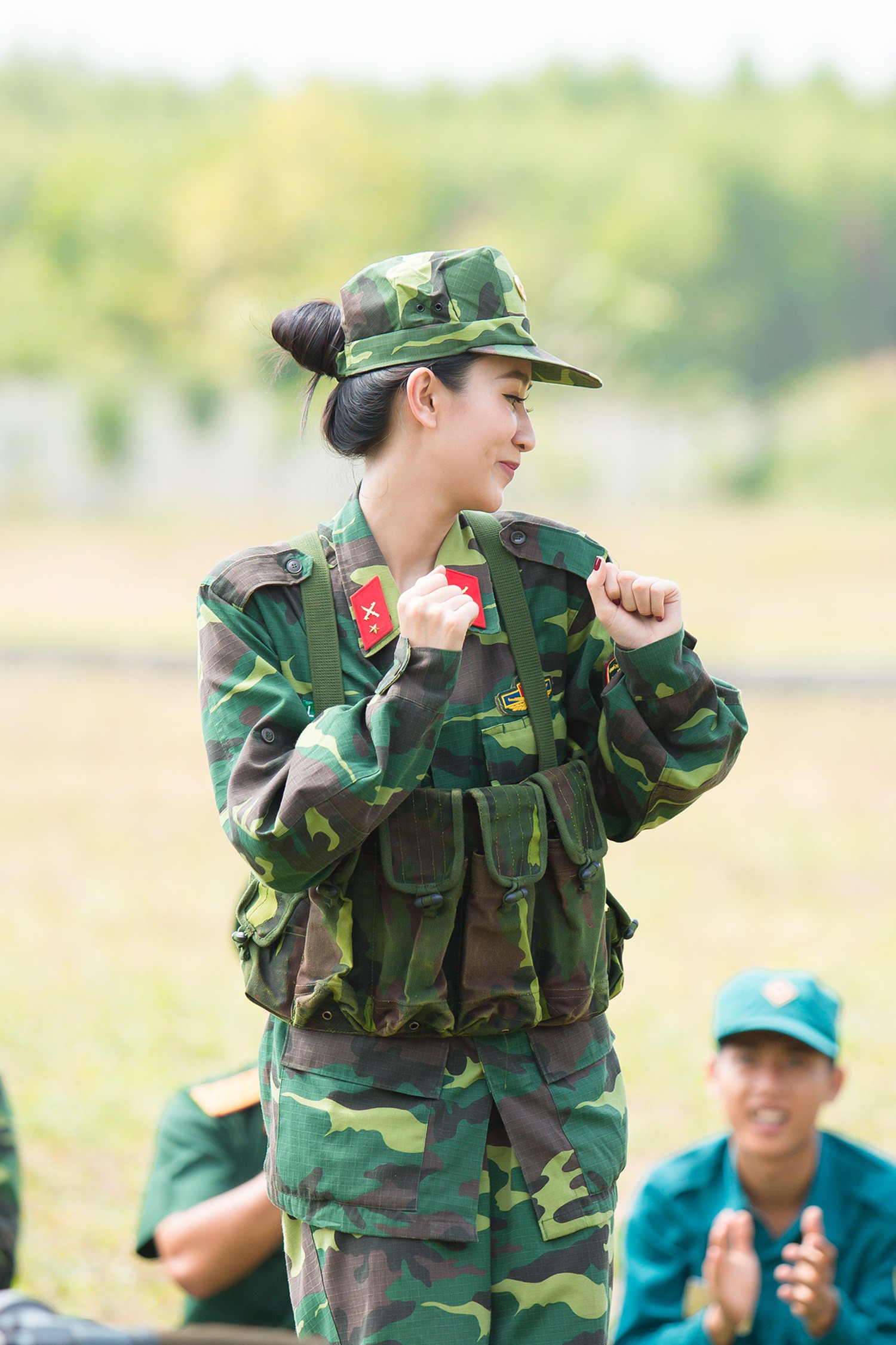 Chùm ảnh Á hậu Hà Thu trong màu áo quân nhân: Vất vả tập luyện vẫn xinh đẹp hết cỡ! - Ảnh 6. Chùm ảnh Á hậu Hà Thu trong màu áo quân nhân: Vất vả tập luyện vẫn xinh đẹp hết cỡ! - Ảnh 6.