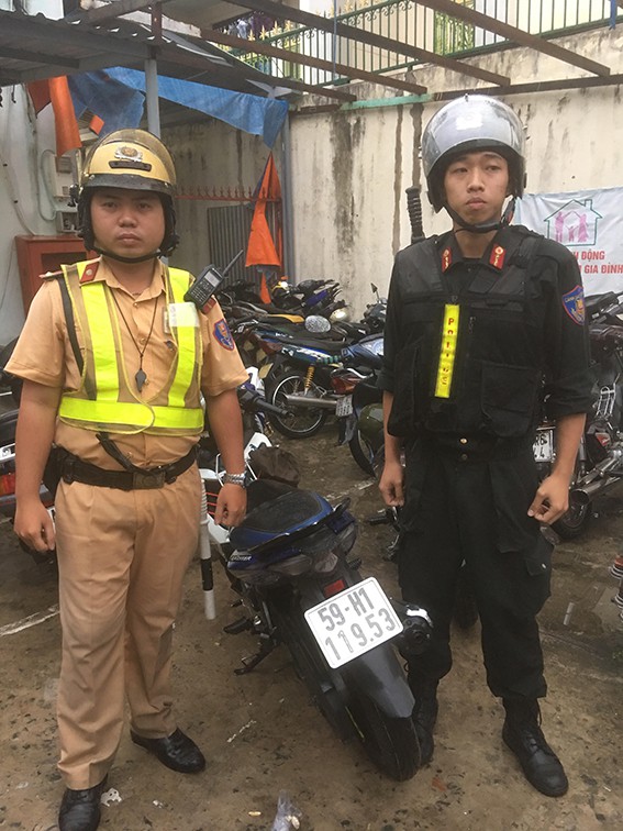 Lần theo định vị từ chiếc xe máy bị mất trộm, CSGT bắt giữ đối tượng đang sử dụng ma tuý tại quán cà phê ở Sài Gòn - Ảnh 2.