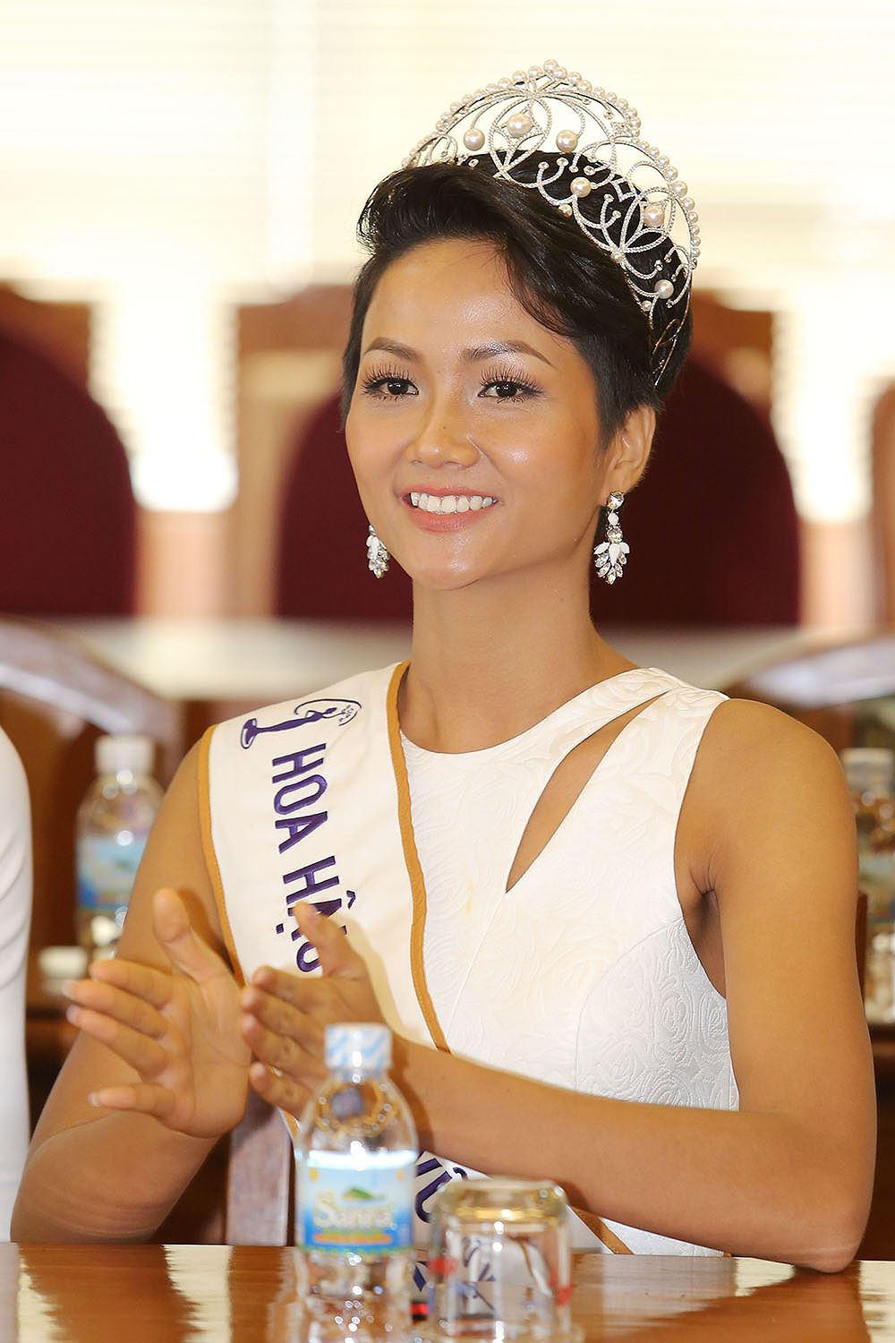 Thật may: Kể từ khi đăng quang đến nay, Hoa hậu HHen Niê chưa lần nào mặc lỗi! - Ảnh 5. Thật may: Kể từ khi đăng quang đến nay, Hoa hậu HHen Niê chưa lần nào mặc lỗi! - Ảnh 5.