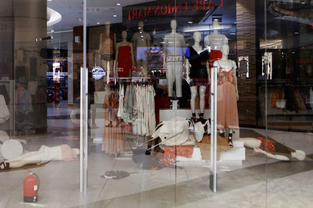 Vì chiếc áo phân biệt chủng tộc mà loạt store của H&M tại Nam Phi bị phá thảm hại, ngàn người biểu tình - Ảnh 4. Vì chiếc áo phân biệt chủng tộc mà loạt store của H&M tại Nam Phi bị phá thảm hại, ngàn người biểu tình - Ảnh 4.