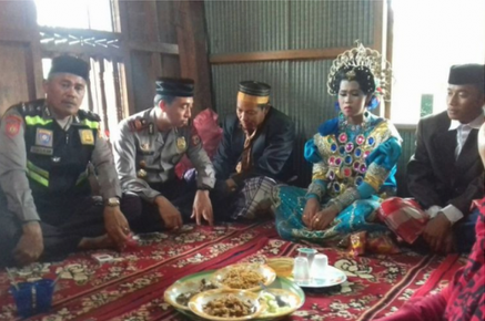Người l&agrave;ng bắt gặp đang ở c&ugrave;ng nhau trong vườn ch&ocirc;m ch&ocirc;m, hai thanh ni&ecirc;n trẻ tuổi bị &eacute;p l&agrave;m đ&aacute;m cưới trong một nốt nhạc - Ảnh 1.