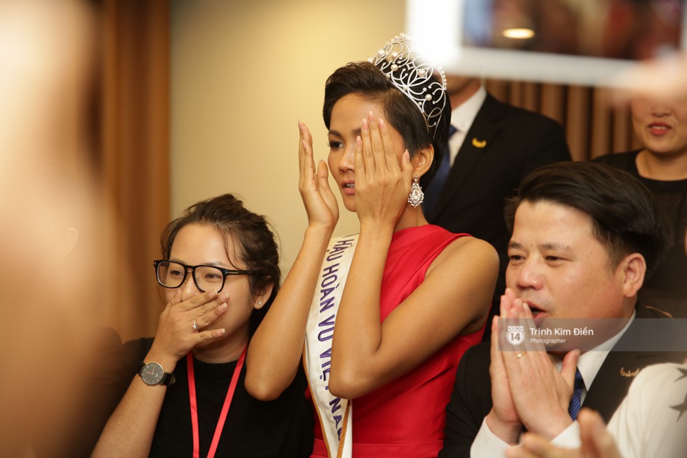 Hoa hậu HHen Niê hồi hộp, vỡ òa hạnh phúc trước chiến thắng của đội tuyển của U23 - Ảnh 14.