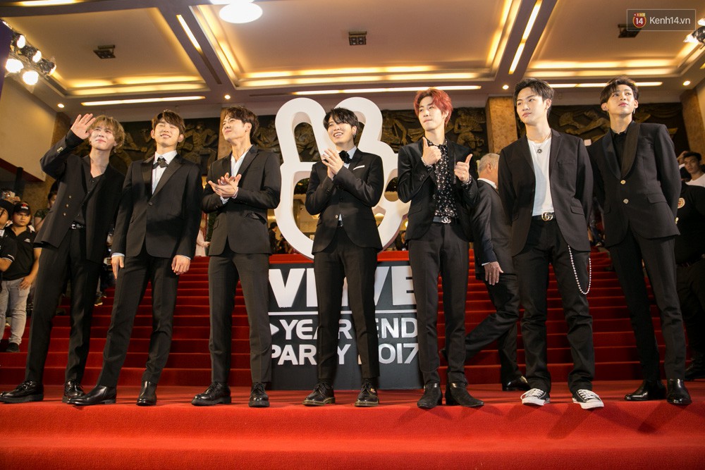 Dàn mỹ nam GOT7 khiến thảm đỏ bùng nổ, Chi Pu diện đầm hở bạo khoe vòng 1 căng đầy bên dàn sao Việt - Ảnh 9.