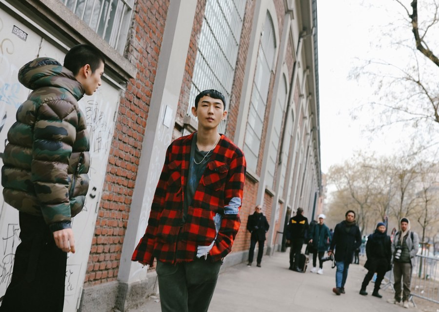 Nghịch lý tại Pitti Uomo: Càng lớn tuổi ăn diện càng chặt chém, cánh trai trẻ chỉ thích giản đơn - Ảnh 21. Nghịch lý tại Pitti Uomo: Càng lớn tuổi ăn diện càng chặt chém, cánh trai trẻ chỉ thích giản đơn - Ảnh 21.