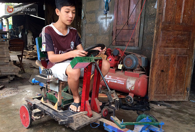 Nam sinh lớp 9 chế tạo ô tô điện từ gỗ và phế liệu để chở các em nhỏ đi học - Ảnh 3.