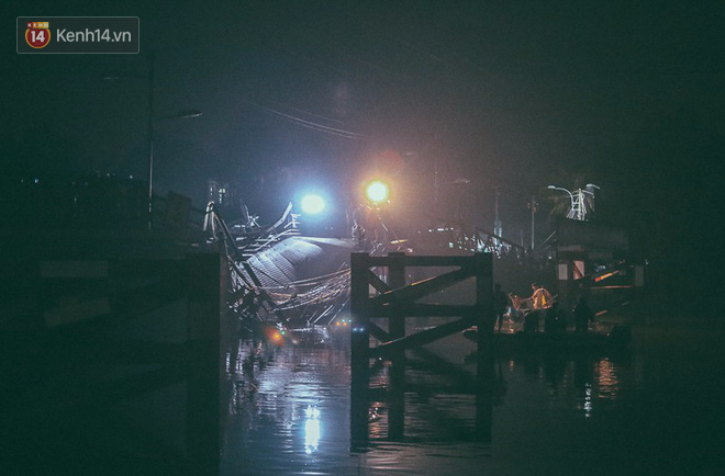 Chùm ảnh: Trắng đêm khắc phục sự cố sập cầu Long Kiển, nhiều phương tiện rơi xuống sông ở Sài Gòn - Ảnh 1.