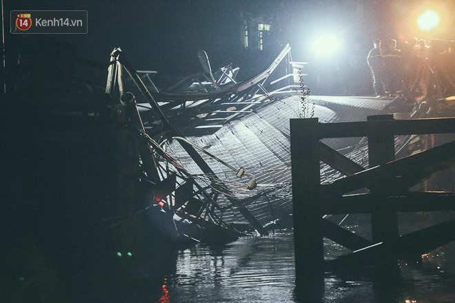 Chùm ảnh: Trắng đêm khắc phục sự cố sập cầu Long Kiển, nhiều phương tiện rơi xuống sông ở Sài Gòn - Ảnh 8.