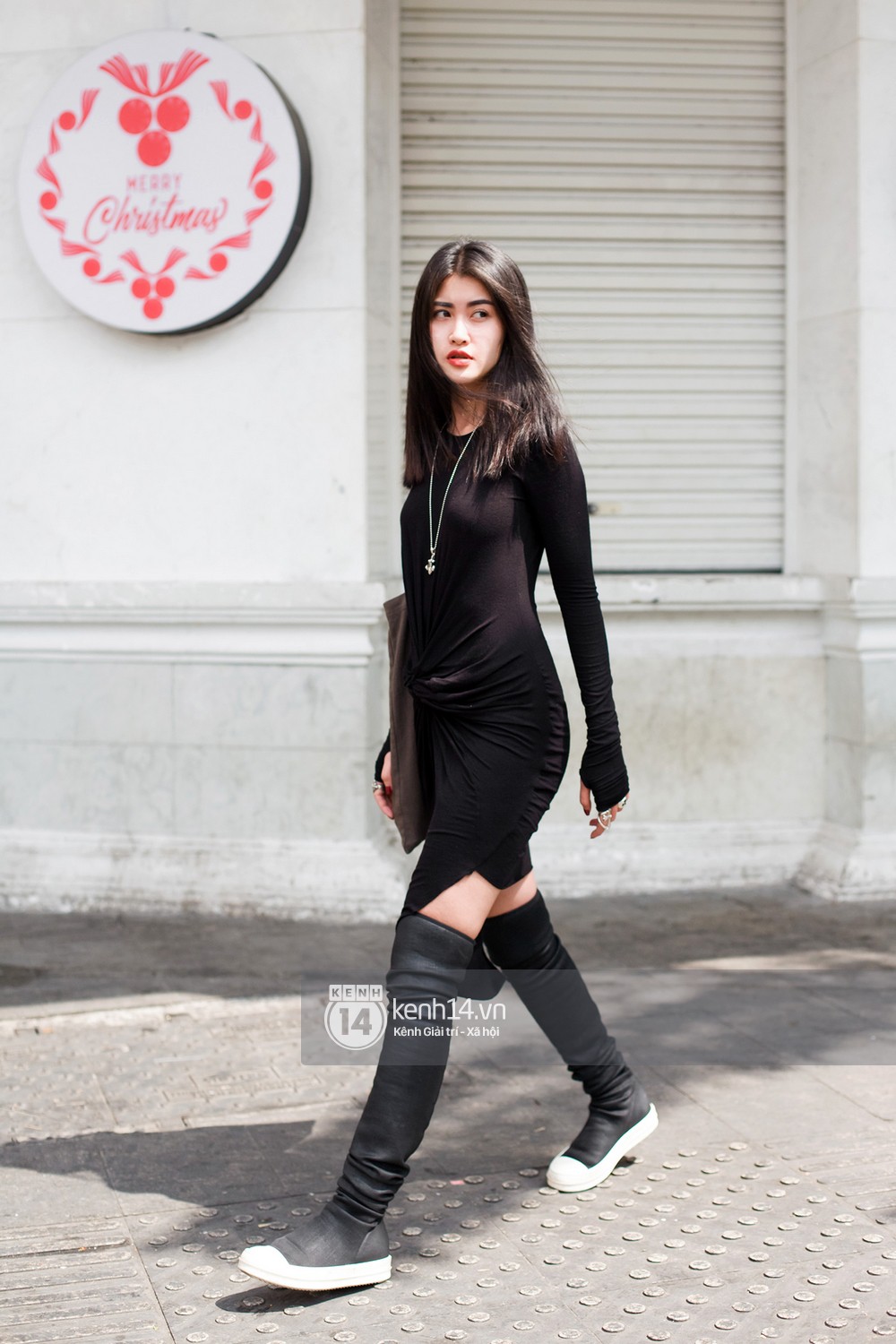 Street style 2 miền: miền Nam tích cực lăng xê side bag, miền Bắc vẫn mê tít mũ nồi - Ảnh 5. Street style 2 miền: miền Nam tích cực lăng xê side bag, miền Bắc vẫn mê tít mũ nồi - Ảnh 5.