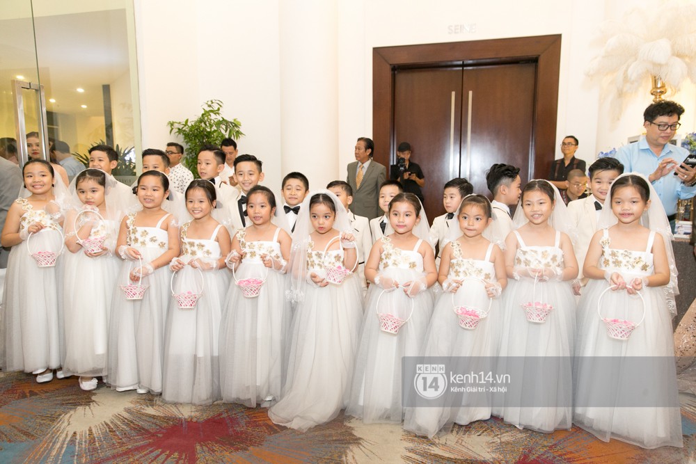 Long Nhật, Nguyên Vũ cùng dàn sao Vbiz nô nức đến chúc mừng đám cưới của Lâm Khánh Chi tại TP.HCM - Ảnh 10.