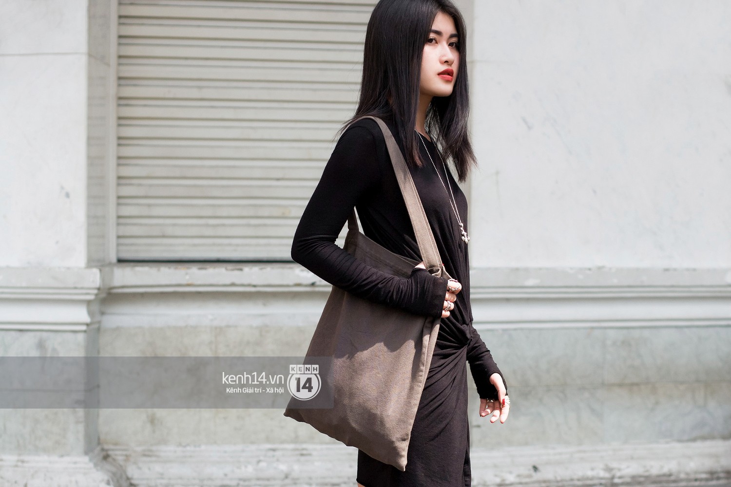 Street style 2 miền: miền Nam tích cực lăng xê side bag, miền Bắc vẫn mê tít mũ nồi - Ảnh 6. Street style 2 miền: miền Nam tích cực lăng xê side bag, miền Bắc vẫn mê tít mũ nồi - Ảnh 6.