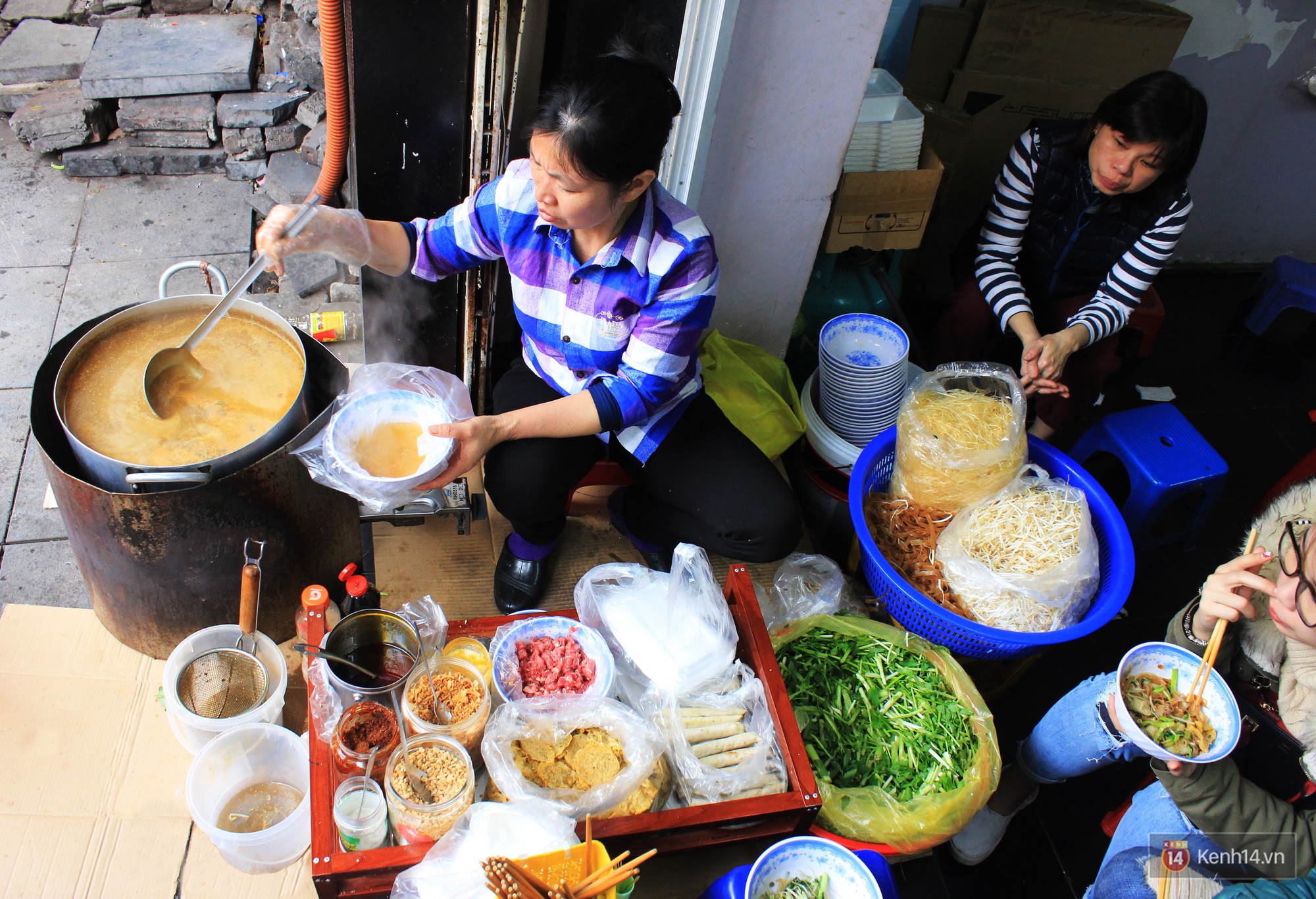 Địa chỉ bánh đa cua, miến trộn bán từ năm 1996 đến giờ vẫn luôn đông khách - Ảnh 2.