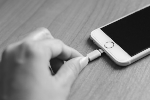 Cảnh b&aacute;o: Apple tiếp tục l&agrave;m chậm iPhone, đừng vội cập nhật phần mềm mới - Ảnh 1.