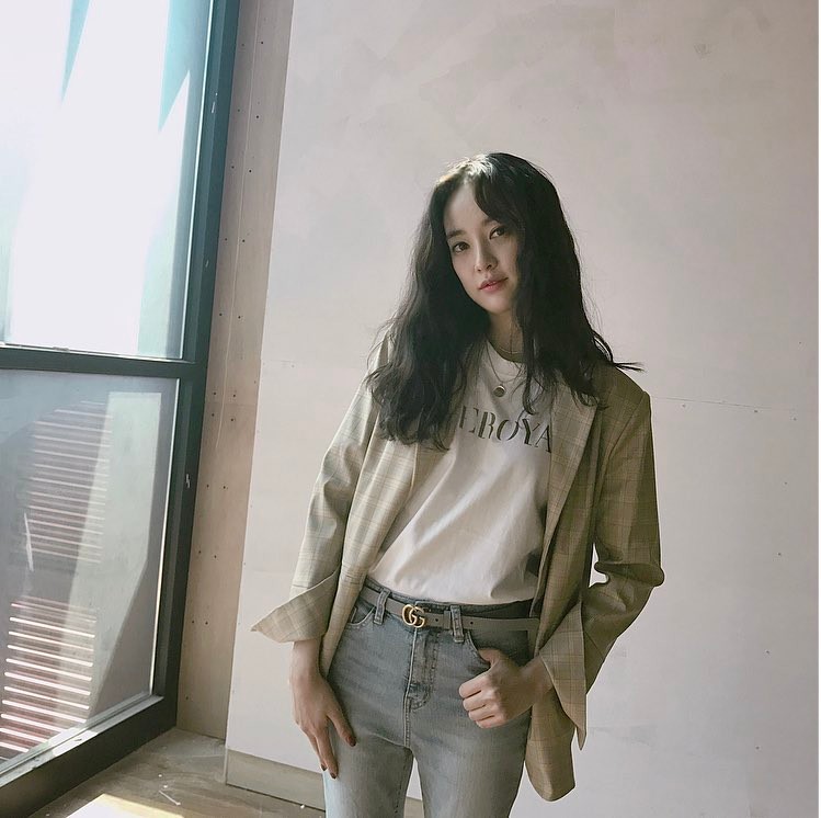 Là bạn gái G-Dragon nhưng Lee Joo Yeon chỉ trung thành với đồ basic thôi - Ảnh 4.