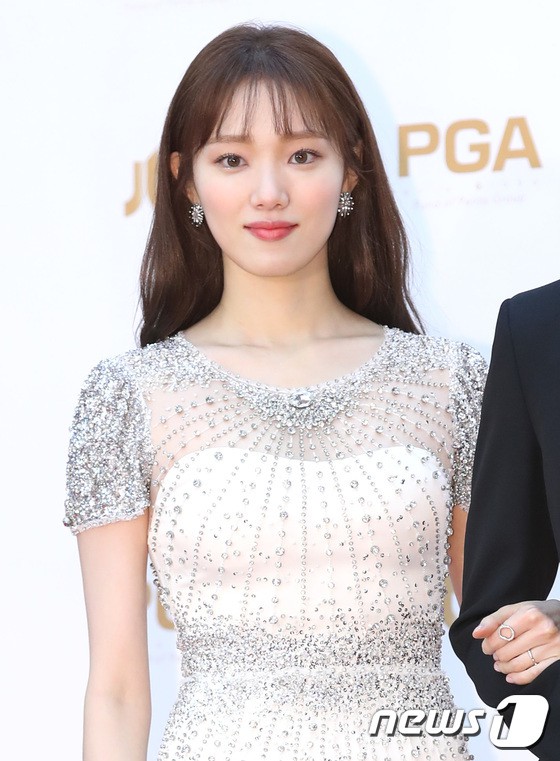 Thảm đỏ Golden Disc Awards: Lee Sung Kyung đấu với 2 nữ thần Kpop, hàng loạt mỹ nhân bối rối vì suýt lộ hàng - Ảnh 6.