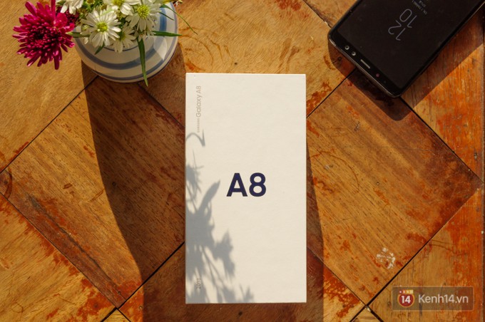 Đập hộp Galaxy A8 (2018): Có gì mới trong bộ sản phẩm cận cao cấp chính hãng Samsung? - Ảnh 1.