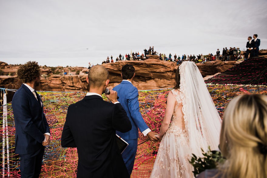 Cặp đôi liều mạng tổ chức đám cưới bên vách núi, ai xem ảnh xong cũng muốn tới tham dự Marriage-done-at-120-meters-high-will-take-your-breath-away-5a65abcf84421880-1516651641029