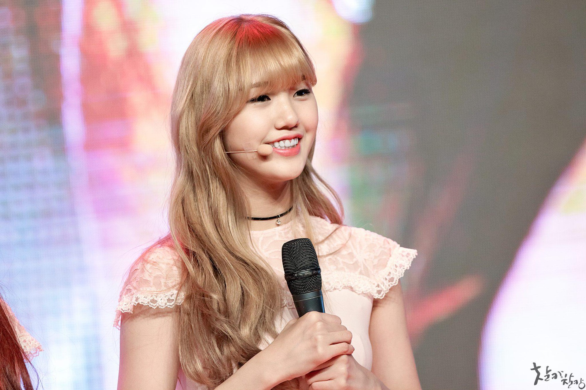Nữ thần tượng Kpop bị chỉ trích vì... tụt quần thành viên cùng nhóm giữa lúc livestream - Ảnh 8.