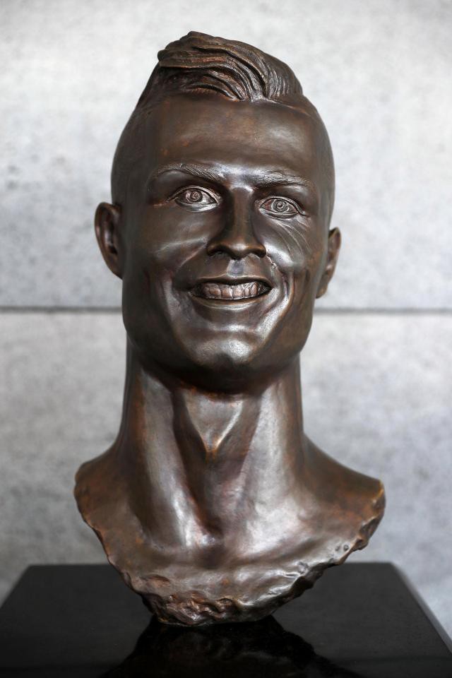 Ronaldo lại có thêm một bức tượng vạn người chê - Ảnh 5.