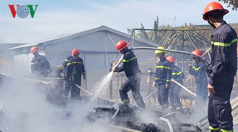 Lâm Đồng: Cháy lớn thiêu rụi 4 căn nhà trong ngày đầu năm - Ảnh 1.