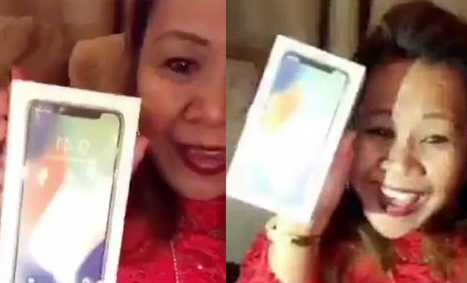 Tặng iPhone X cho mẹ, cô con gái bật khóc khi thấy bà phản ứng ngây ngô, tưởng đó là nước hoa - Ảnh 1.
