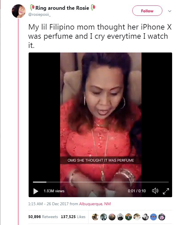 Tặng iPhone X cho mẹ, cô con gái bật khóc khi thấy bà phản ứng ngây ngô, tưởng đó là nước hoa - Ảnh 2.