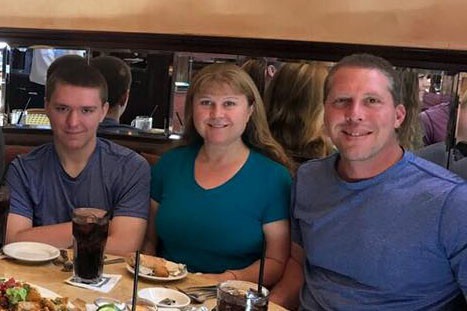 Mỹ: Đ&ecirc;m giao thừa, bắn chết cha mẹ v&agrave; chị g&aacute;i - Ảnh 1.