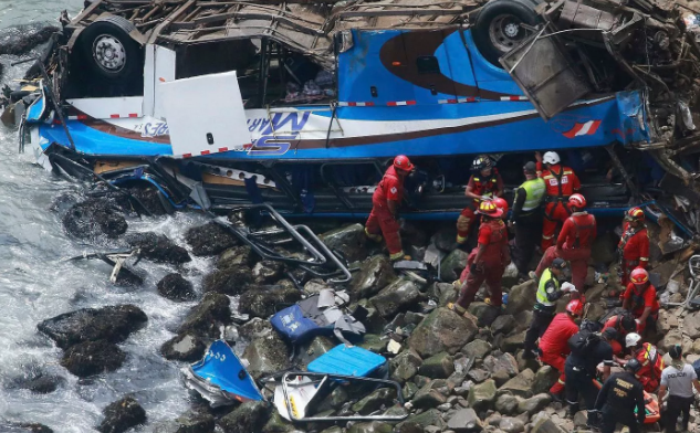Peru: Xe buýt va chạm với xe tải làm ít nhất 25 người thiệt mạng  - Ảnh 1.