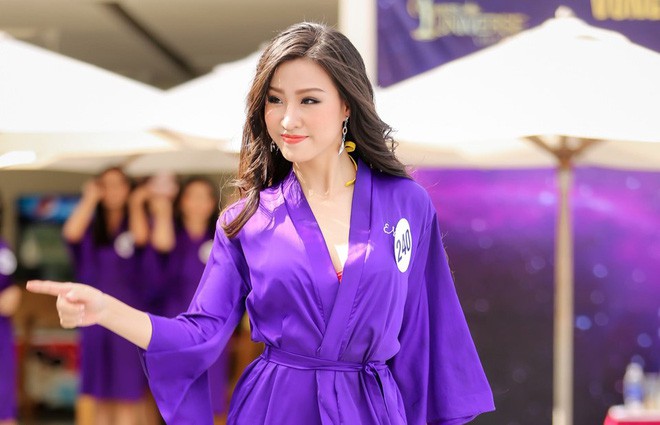 Giật m&igrave;nh nh&igrave;n &aacute;o cho&agrave;ng của th&iacute; sinh HHHV 2017 m&agrave; cứ ngỡ... &aacute;o ngủ - Ảnh 1.