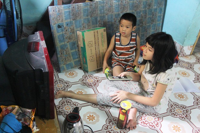 Hai con đi lạc, mẹ để lu&ocirc;n ở trung t&acirc;m bảo trợ, mỗi th&aacute;ng chỉ d&aacute;m xin v&agrave;o nh&igrave;n l&eacute;n từ xa v&igrave; l&iacute; do ứa nước mắt - Ảnh 2.