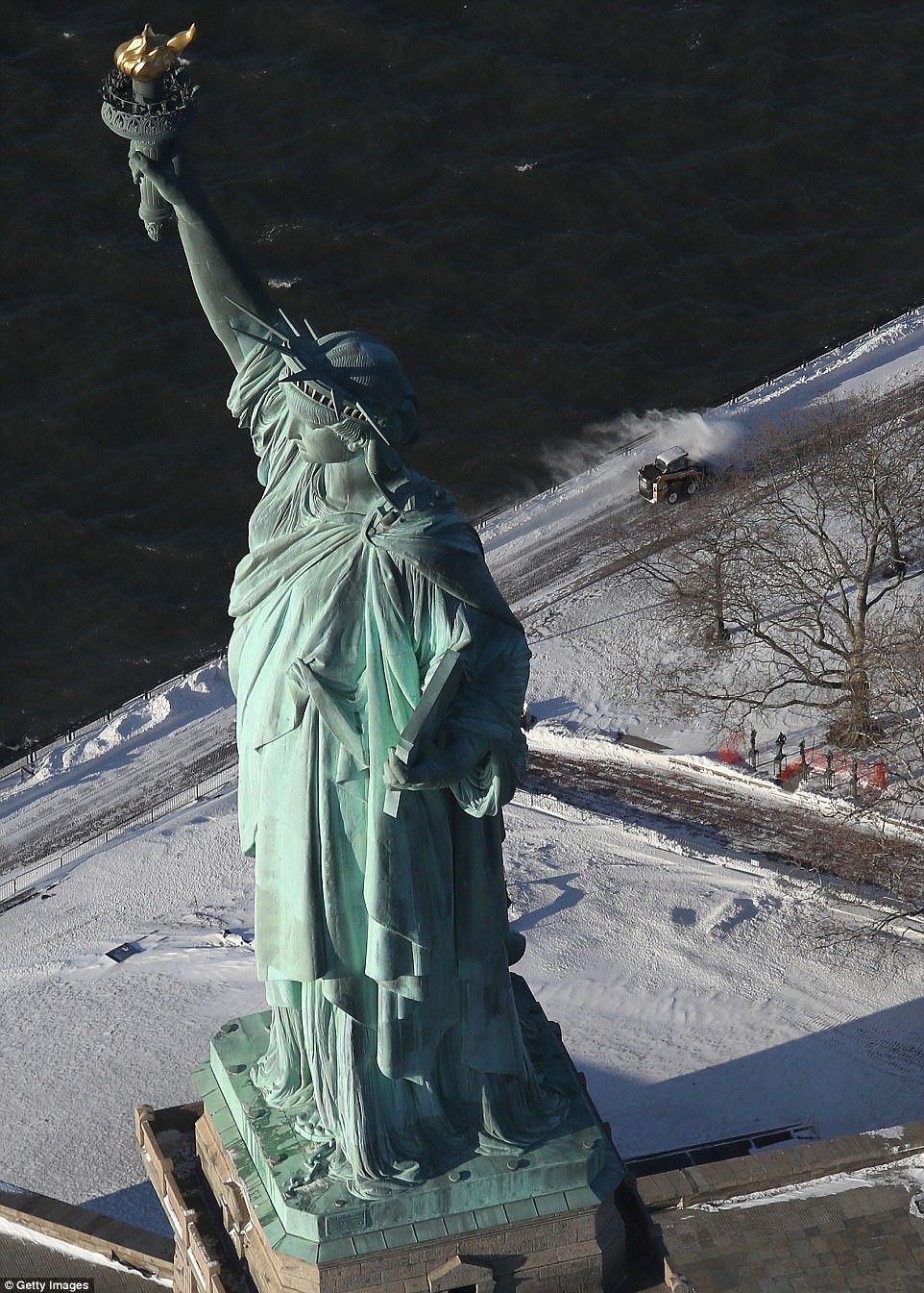 Sau trận bão tuyết kinh hoàng, thành phố New York hoang tàn, ảm đạm như trong phim Ngày Tận Thế - Ảnh 3.