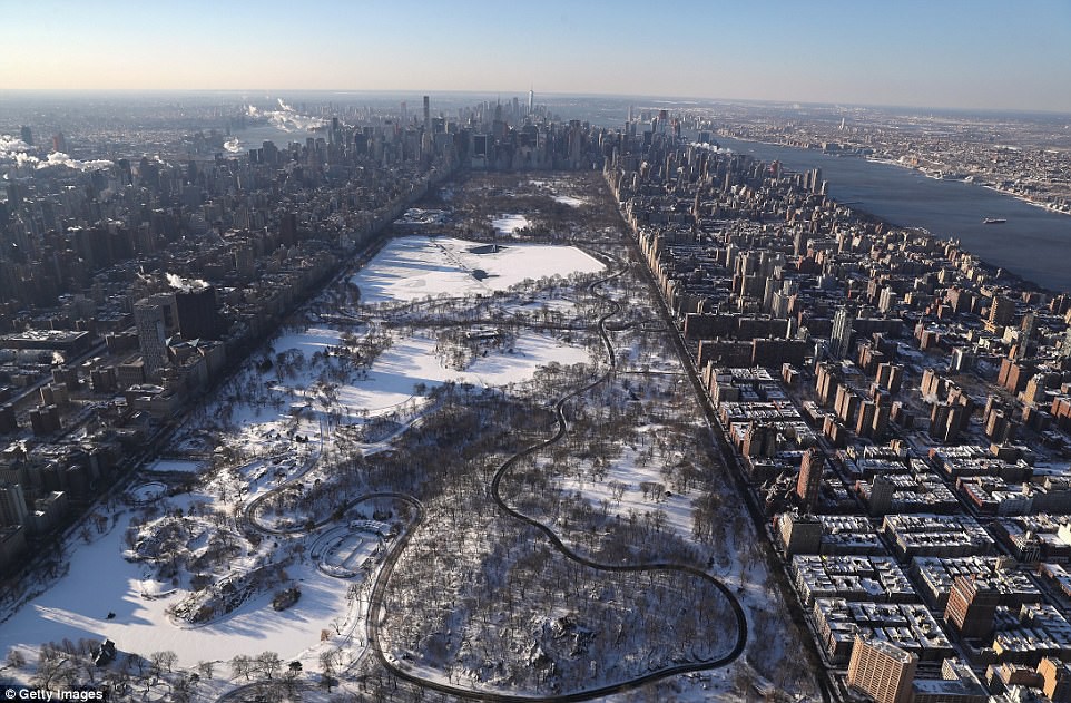 Sau trận bão tuyết kinh hoàng, thành phố New York hoang tàn, ảm đạm như trong phim Ngày Tận Thế - Ảnh 5.