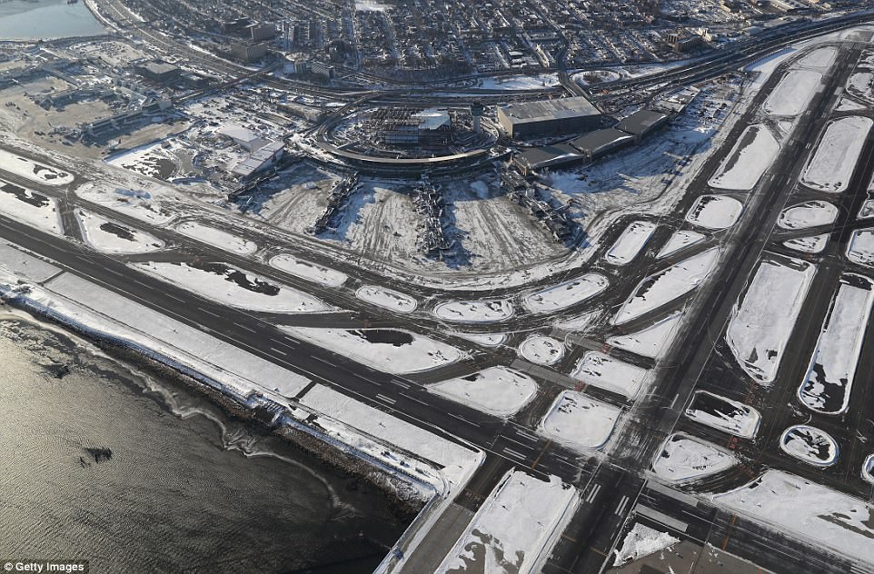 Sau trận bão tuyết kinh hoàng, thành phố New York hoang tàn, ảm đạm như trong phim "Ngày Tận Thế" Photo-1-1515210523807