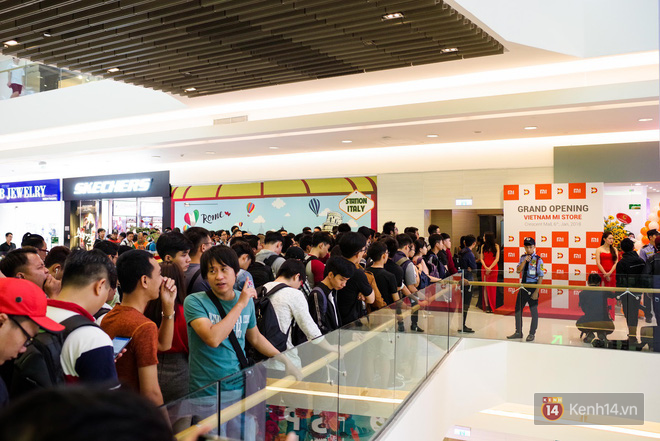 TP. HCM khai trương cửa hàng Xiaomi đầu tiên ở Việt Nam - Ảnh 1.
