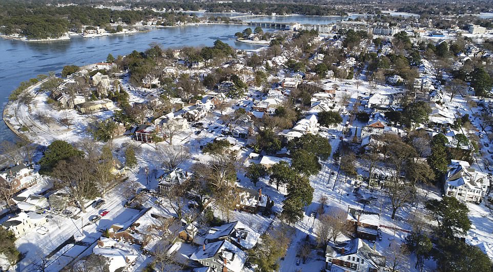 Một cơn bão tuyết kinh hoàng đi qua để lại nhiều vùng nước Mỹ chìm trong tuyết trắng, tinh khôi và lạnh lẽo - Ảnh 10.