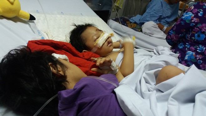 X&oacute;t xa cảnh 2 con g&aacute;i oằn m&igrave;nh tr&ecirc;n giường bệnh sau vụ tai nạn mẹ ra đi m&atilde;i m&atilde;i - Ảnh 2.