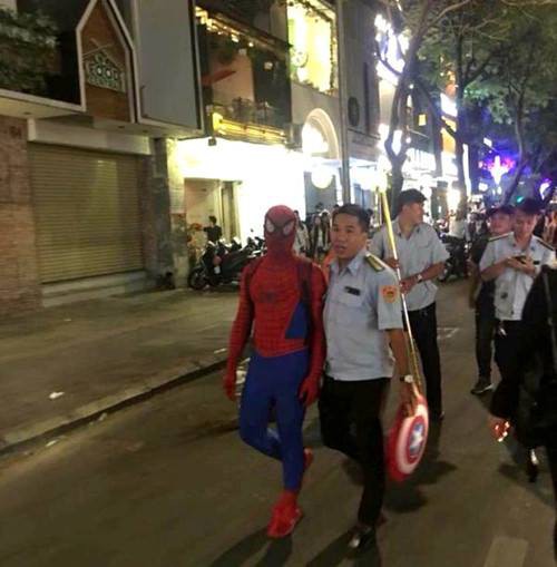 Không giấy tờ tùy thân, người nhện bán hàng rong ở phố đi bộ Nguyễn Huệ bị phạt 350.000 đồng - Ảnh 1.