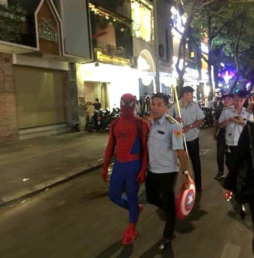 Người nhện bị phạt vì không có giấy tờ tuỳ thân, bán hàng rong ở phố đi bộ Nguyễn Huệ - Ảnh 1.