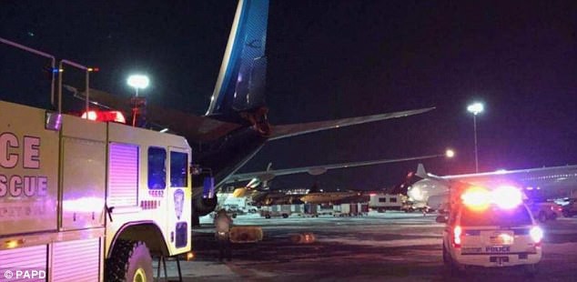 Khung cảnh hỗn loạn tại sân bay JFK sau bom bão tuyết: Hơn 6000 chuyến bay bị hủy bỏ, 2 vụ va chạm máy bay xảy ra - Ảnh 3.