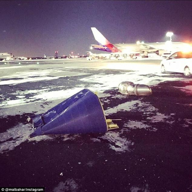Khung cảnh hỗn loạn tại sân bay JFK sau bom bão tuyết: Hơn 6000 chuyến bay bị hủy bỏ, 2 vụ va chạm máy bay xảy ra - Ảnh 5.