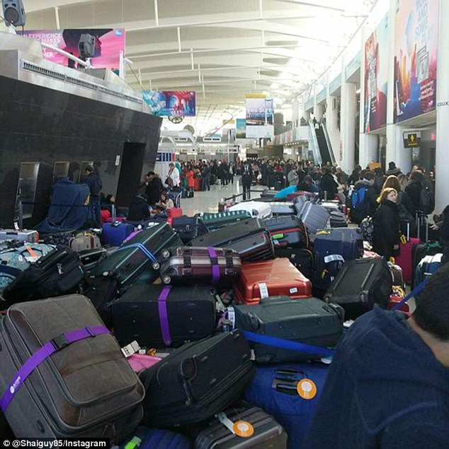 Khung cảnh hỗn loạn tại sân bay JFK sau bom bão tuyết: Hơn 6000 chuyến bay bị hủy bỏ, 2 vụ va chạm máy bay xảy ra - Ảnh 11.