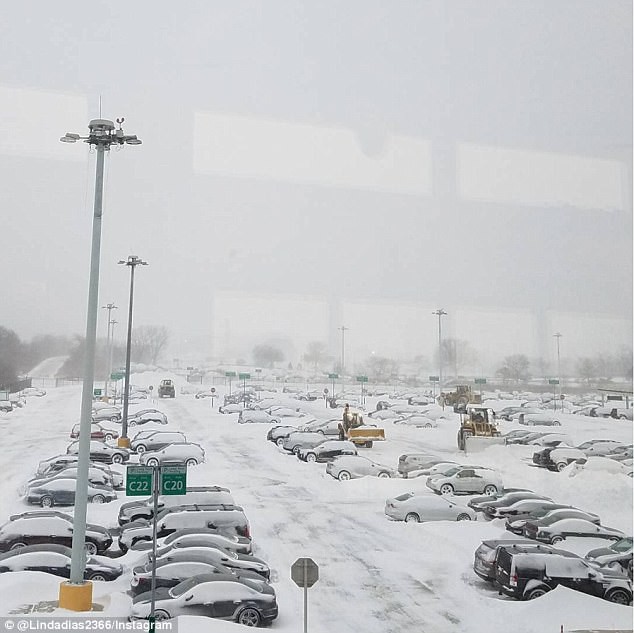 Khung cảnh hỗn loạn tại sân bay JFK sau bom bão tuyết: Hơn 6000 chuyến bay bị hủy bỏ, 2 vụ va chạm máy bay xảy ra - Ảnh 14.