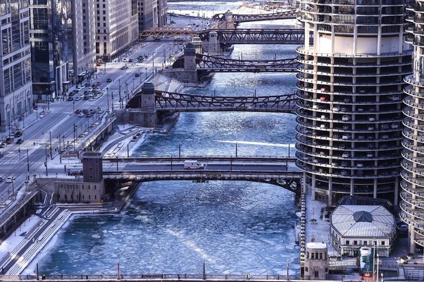 Câu chuyện 2 bán cầu: sông Chicago, Mỹ đóng băng dưới cái lạnh -50 độ C, Sydney nắng nóng kỷ lục 47 độ C, cao nhất 79 năm qua - Ảnh 1.