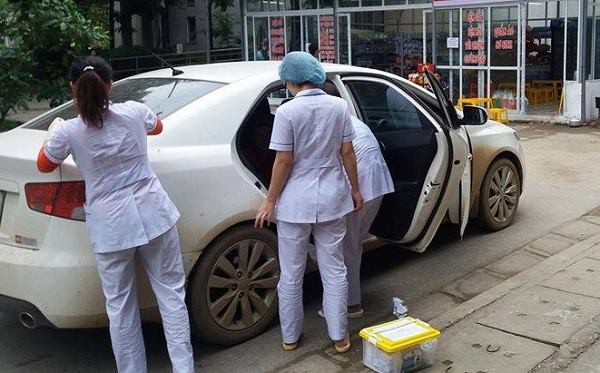 Hòa Bình: Người mẹ bại liệt kiên cường sinh con trên taxi khi gần đến bệnh viện - Ảnh 2.