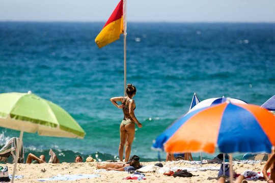 Sydney như l&ograve; lửa, d&acirc;n &ugrave;n &ugrave;n k&eacute;o ra biển - Ảnh 1.