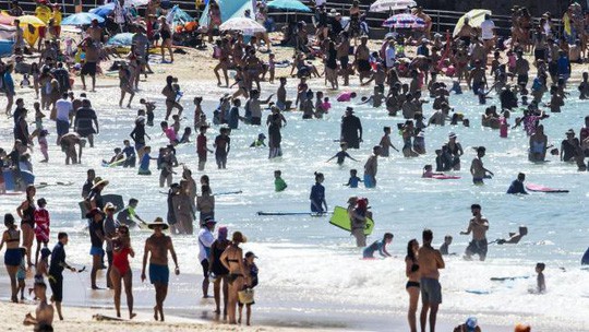Sydney như l&ograve; lửa, d&acirc;n &ugrave;n &ugrave;n k&eacute;o ra biển - Ảnh 2.