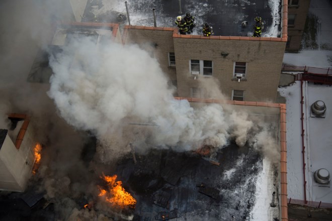 Lại xảy ra hỏa hoạn chung cư tại New York sau khi cháy Tháp Trump - Ảnh 1.