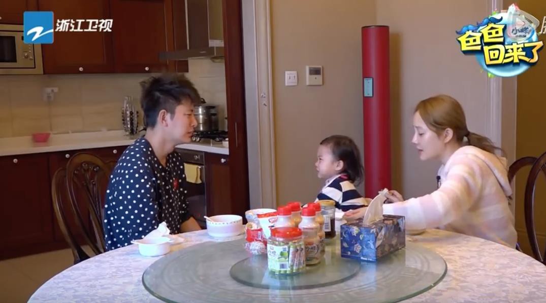 Trước scandal ngoại tình, gia đình Giả Nãi Lượng - Lý Tiểu Lộ từng rất ngọt ngào trên show thực tế! - Ảnh 3. Trước scandal ngoại tình, gia đình Giả Nãi Lượng - Lý Tiểu Lộ từng rất ngọt ngào trên show thực tế! - Ảnh 3.