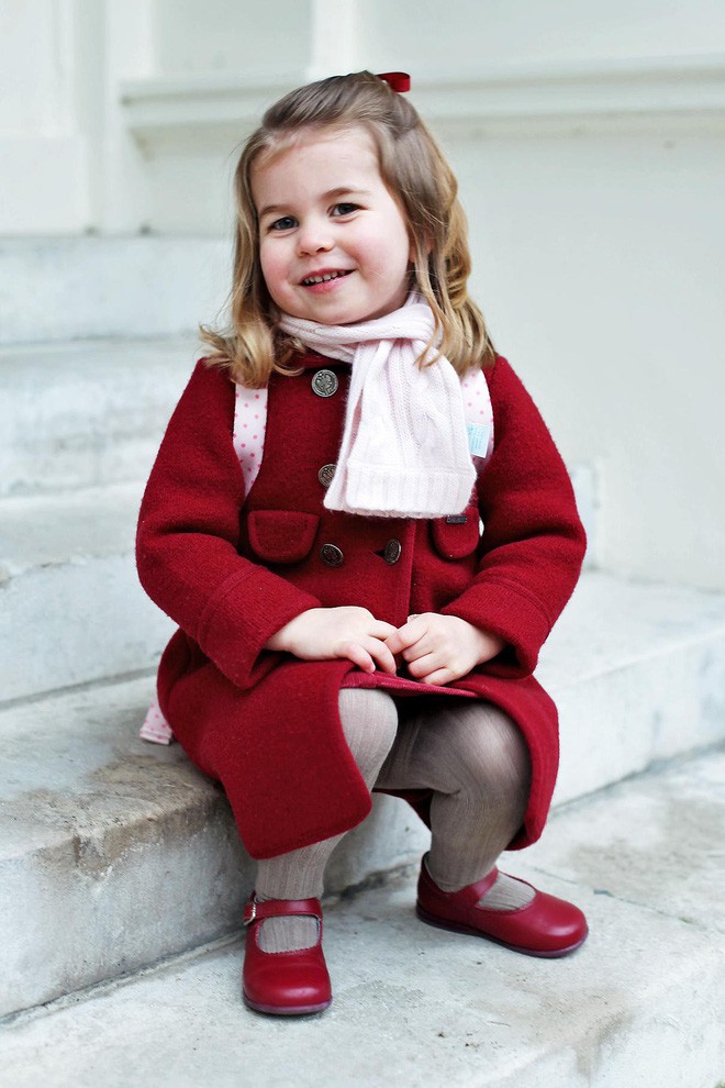 Ngày đầu tiên đi học, Công chúa nhỏ nhà Kate Middleton đã được mẹ diện cho cả bộ đồ đỏ trị giá hơn 6 triệu đồng - Ảnh 2.