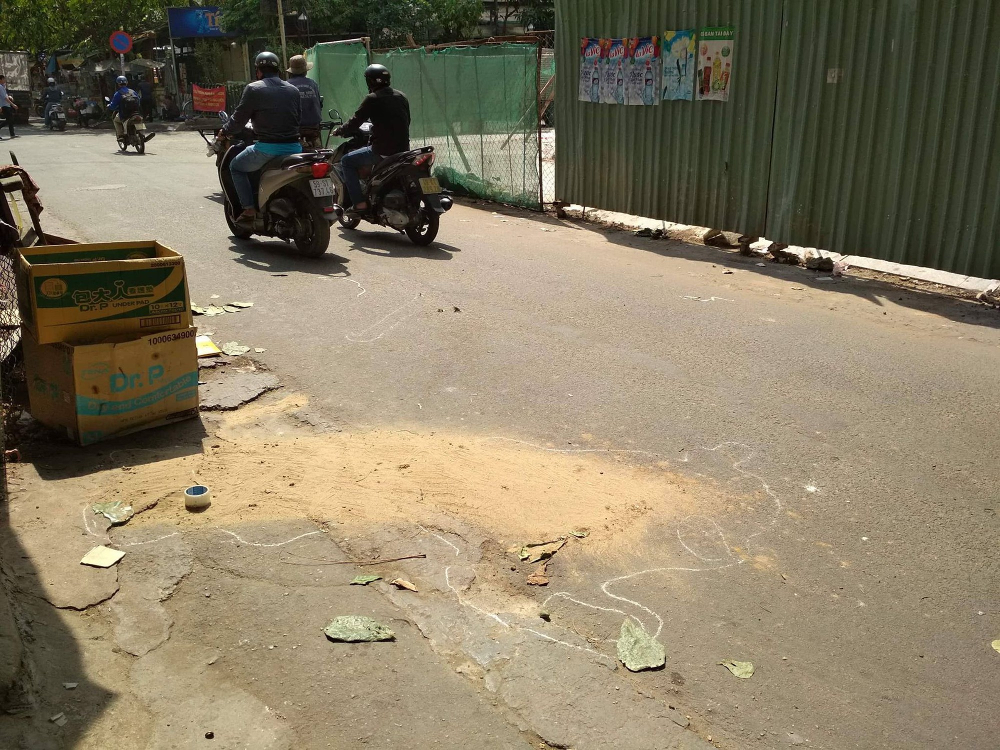 Đang đứng trên đường, thanh niên 9x bị thanh sắt từ cao ốc ở Sài Gòn rơi trúng đầu ngã gục - Ảnh 1. Hiện trường nơi xảy ra vụ việc.